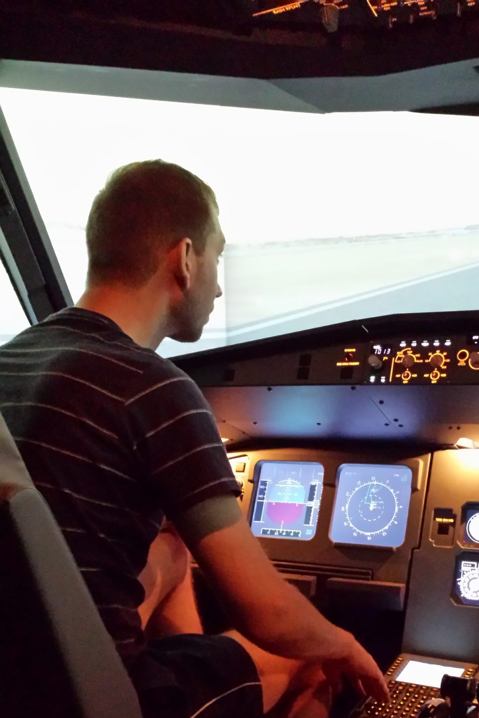 Jacek Pierzga w kokpicie samolotu pilot